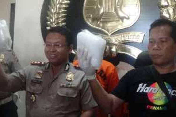 Kapolres Lhokseumawe AKBP Anang Triarsono (kiri) dan Kasat Reskrim Polres Lhokseumawe AKP Yasir memperlihatkan sabu-sabu asal Malaysia seberat 2,5 kilogram di Mapolres Lhokseumawe, Jumat (1/4/2016)