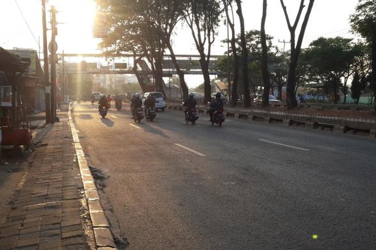 Jalan Daan Mogot disamping Halte Sumur Bor Transjakarta, Rabu (22/7/2015). Belum terlihat kepadatan di titik ini pada hari pertama masuk pasca cuti bersama Lebaran 1436 Hijriah.
