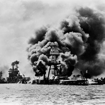 Penyerangan Pearl Harbor oleh Jepang pada Perang Dunia II