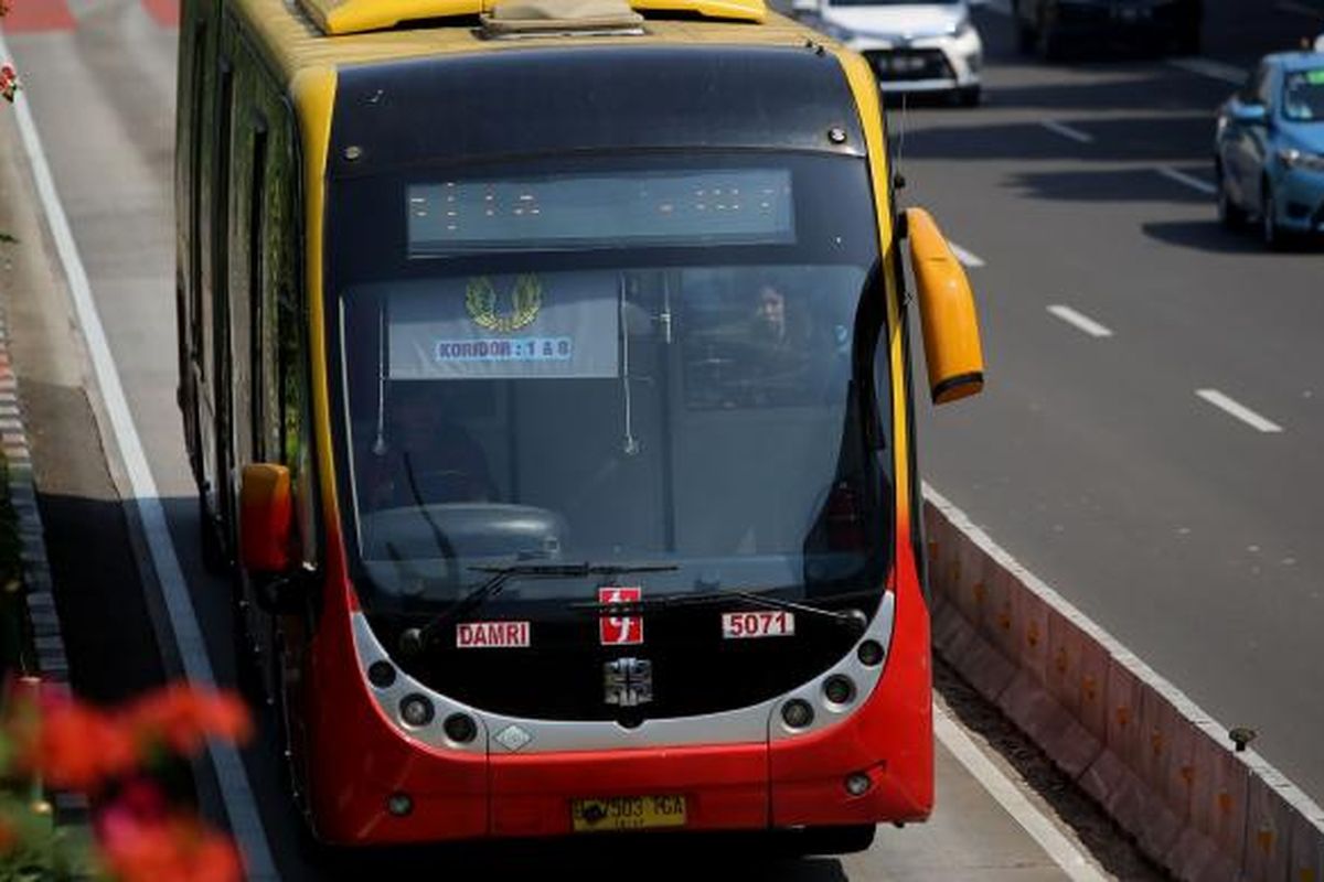 Bus transjakarta melintas di stasiun bank indonesia di Jalan MH Thamrin, Jakarta Pusat, Sabtu (19/11/2016).