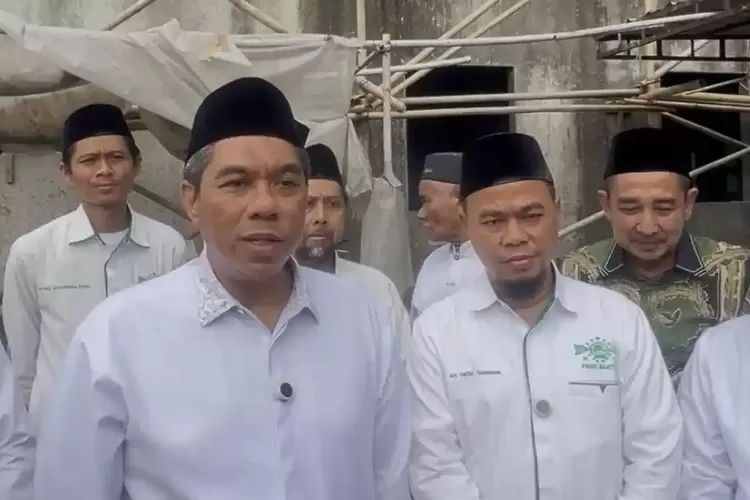 KH Zulfa Mustofa (kiri) bersama Ketua Tanfidziyah PWNU Banten, KH Hafis Gunawan (kanan) saat mengunjungi kantor PWNU Banten yang berlokasi di kelurahan penancangan, Kota Serang. 
