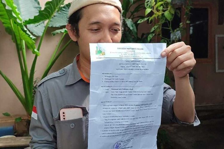 Sabil menunjukan akun Ridwan Kamil DM ke akun SMK Telkom Sekar Kemuning Kota Cirebon, Rabu (15/3/2023)
