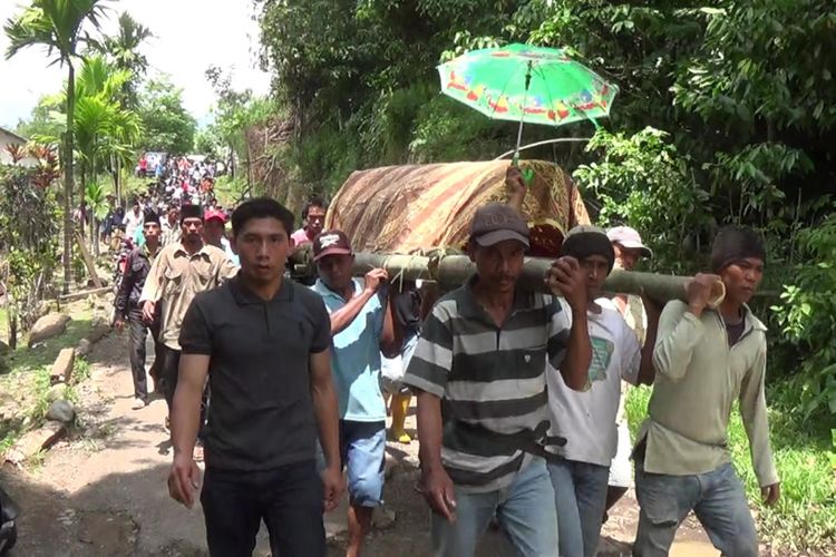 Sejumlah warga mengusung jenazah salah seorang petani di Kabupaten Gowa, Sulawesi Selatan yang tewas disambar petir. Minggu, (12/11/2017).