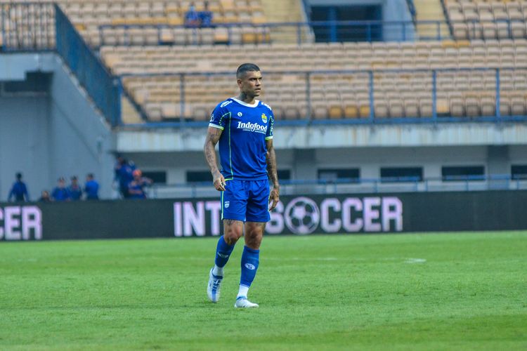 Ciro Alves pemain asal Brasil melakukan debut di Persib Bandung pasca mengalami cedera patah tulang bahu. Debut dilakukan pada laga Persib vs Madura United, Sabtu (30/7/2022) di Stadion Gelora Bandung Lautan Api (GBLA).