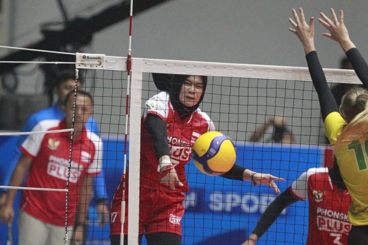 Pemain timnas voli putri Indonesia, Wilda Siti Nurfadhilah, melakukan spike dalam laga melawan Australia pada ajang AVC Challenge Cup 2023 yang diselenggarakan di GOR Tri Dharma, Gresik, pada Rabu (21/6/2023). Terkini, Wilda Siti Nurfadilah menyatakan pensiun dari timnas Indonesia.