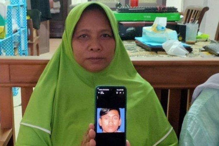 
Ibunda Pegi Setiawan, Kartini saat menunjukkan foto anak pertamanya Pegi, Kamis (23/5/2024). Pegi dianggap sebagai DPO dalam kasus pembunuhan Vina dan Eki yang berasal dari Desa Kepongpongan, Kecamatan Talun, Kabupaten Cirebon 
