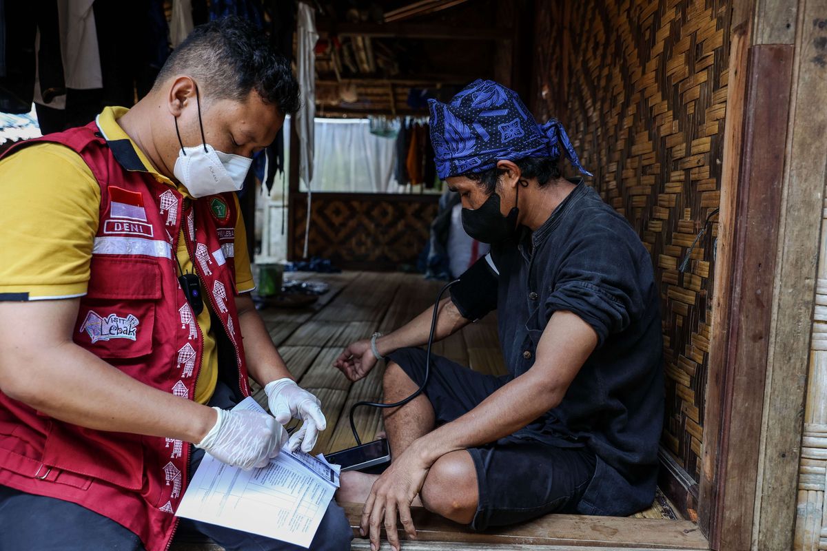 Petugas kesehatan melakukan pendataan sebelum menyuntikkan vaksin Covid-19 kepada warga Suku Baduy Luar di desa Kanekes, Lebak, Banten, Jumat (15/10/2021). sebanyak 200 peserta yang merupakan masyarakat Suku Baduy dalam dan luar diprioritaskan untuk mendapatkan suntikan vaksinasi Covid-19.