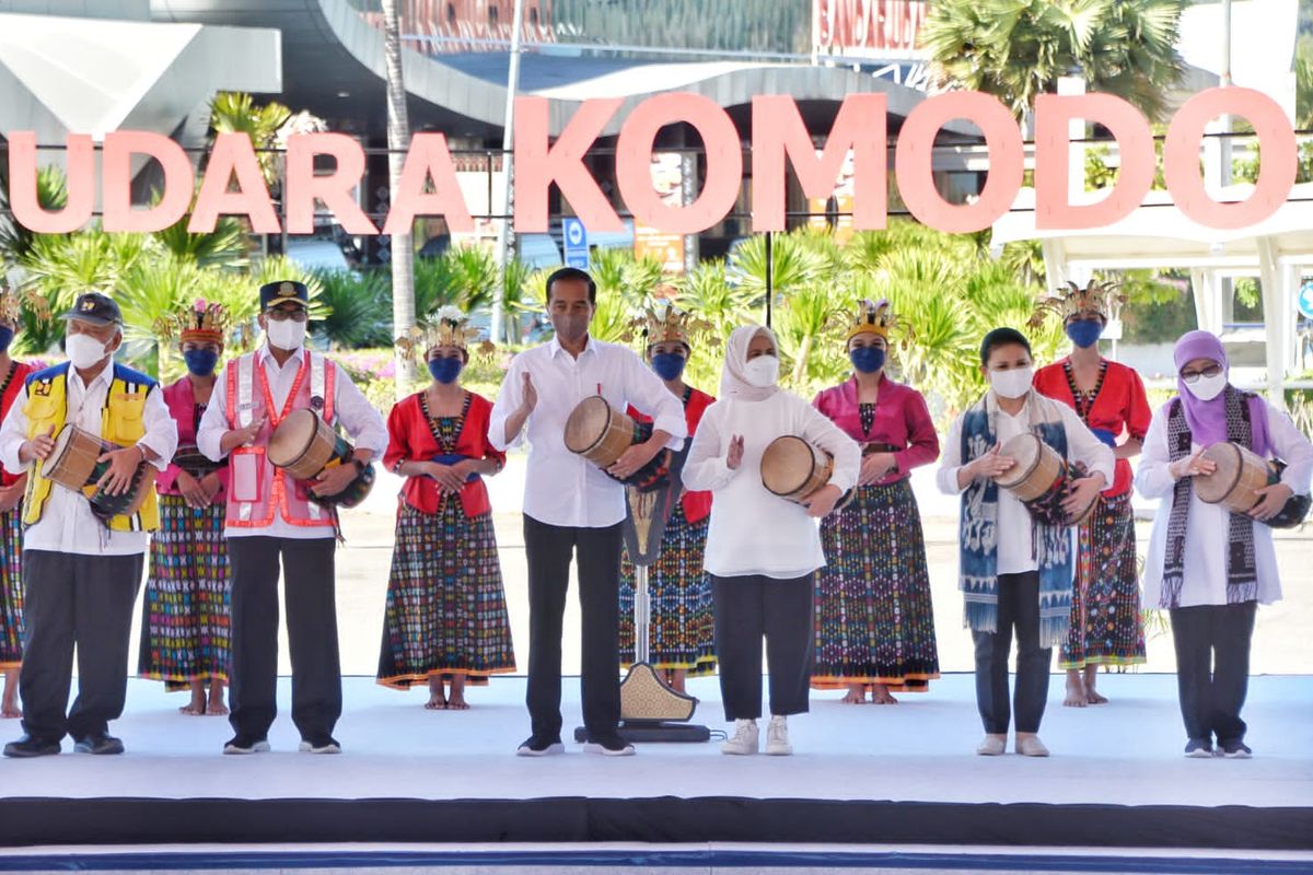 Presiden Joko Widodo (Jokowi) meresmikan perluasan Bandara Komodo Labuan Bajo, Kabupaten Manggarai Barat, Nusa Tenggara Timur pada Kamis (21/7/2022).

