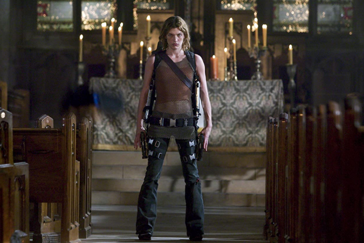 Milla Jovovich dalam Resident Evil: Apocalypse.