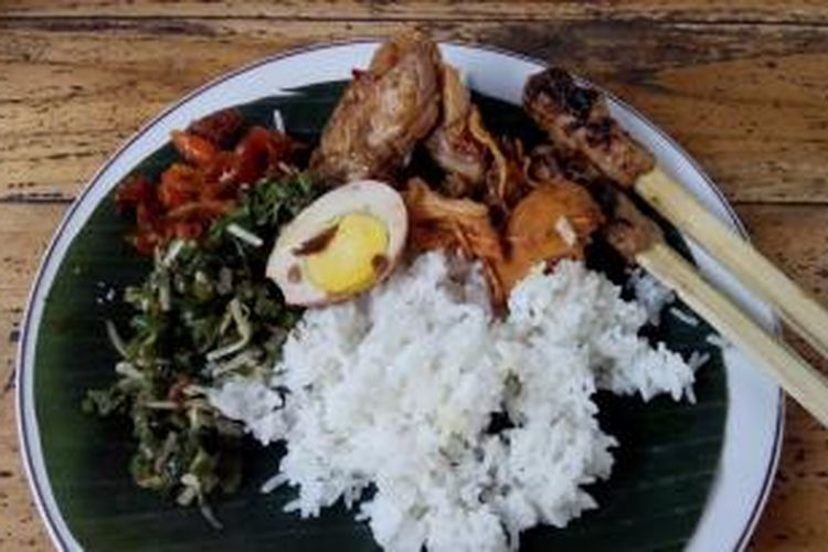 Menu Nasi Ayam di Nasi Ayam Kedewatan Ibu Mangku, Ubud, Gianyar, Bali. 