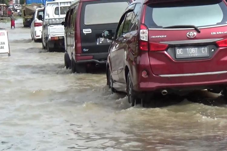 Sungai Matakali Meluap, Jalan Trans Sulawesi Terendam Banjir *** Local Caption *** Sungai Matakali Meluap, Jalan Trans Sulawesi Terendam Banjir