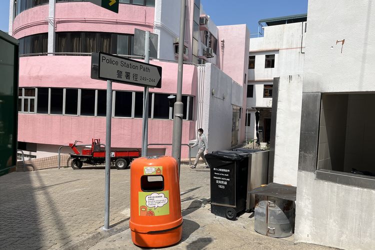 Tong berwarna oranye adalah tempat sampah di ruang publik Hong Kong.