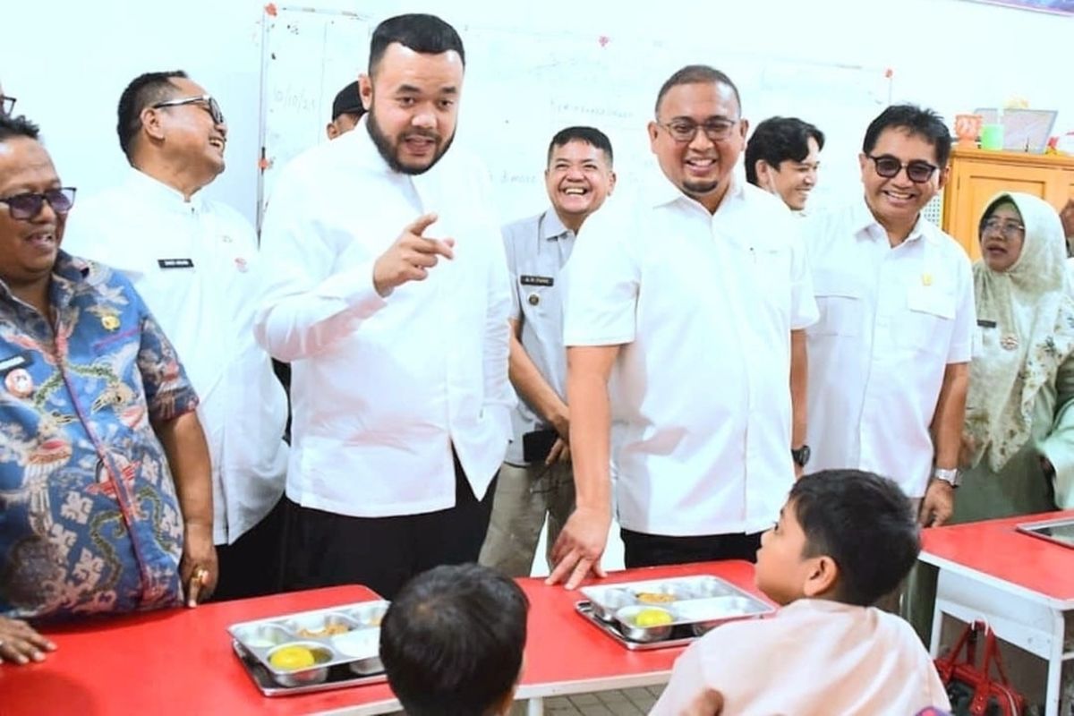 Wali Kota Padang Fadly Amran dan Wakil Ketua Komisi VI DPR RI Andre Rosiade meninjau pelaksanaan program Dapur Makan Bergizi Gratis (MBG) di SDN Surau Gadang, Nanggalo.
