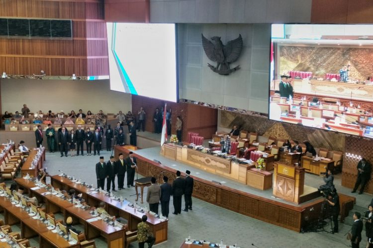 Pelantikan empat anggota DPR dalam Rapat Paripurna ke-7 Masa Persidangan I Tahun 2018-2019, di Kompleks Parlemen, Senayan, Jakarta, Rabu (31/10/2018).