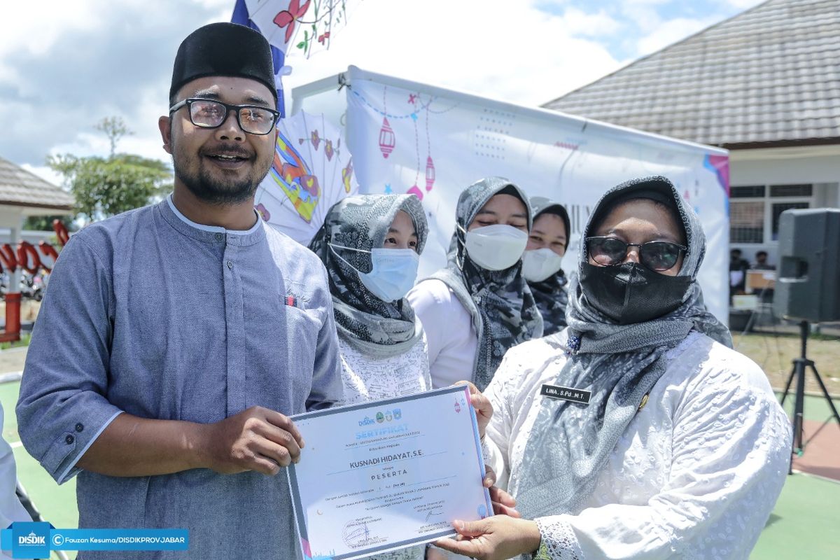 SMAN 2 Lembang mengumrahkan tiga siswa penghafal Al Qur'an yang mendapatkan beasiswa umrah setelah lulus Munaqosah Tahfidz Alquran tahun 2022 yang diselenggarakan sekolah.