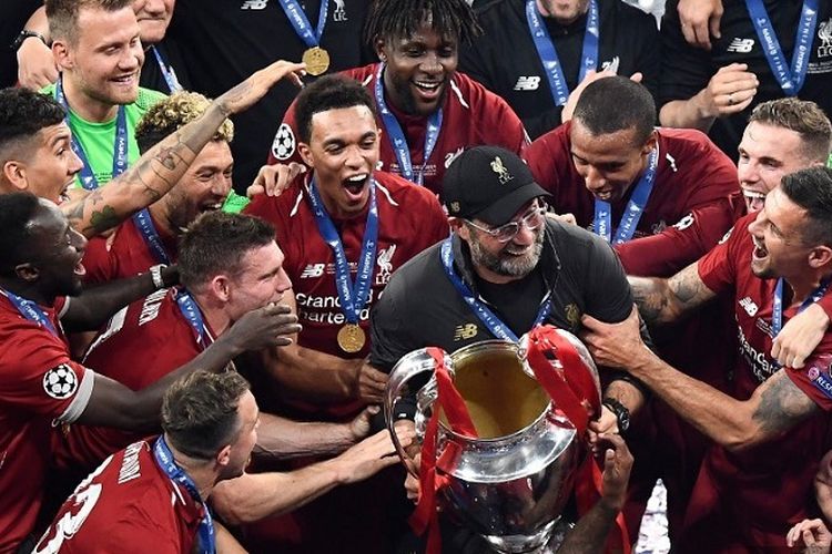 Manajer Liverpool asal Jerman Juergen Klopp merayakan trofi Liga Champions setelah memenangi pertandingan final antara Liverpool vs Tottenham Hotspur di Stadion Wanda Metropolitano di Madrid pada 1 Juni 2019.