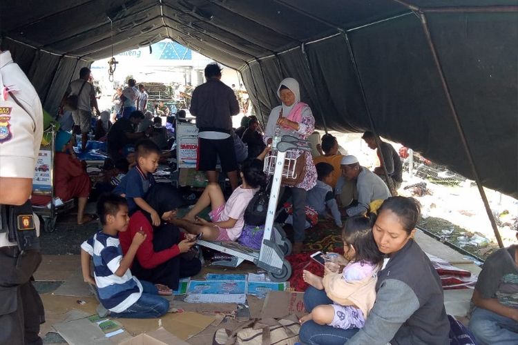 Korban gempa Palu yang hendak meninggalkan Palu beristirahat di tenda pengungsian di lingkungan Bandara Palu, Rabu (03/10/2018) (foto : istimewa dari Iman Maulana/narasumber)