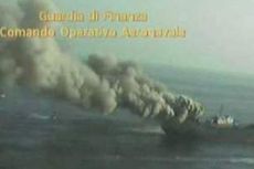 Penyelundup Bakar Satu Kapal Penuh Hasis di Perairan Italia