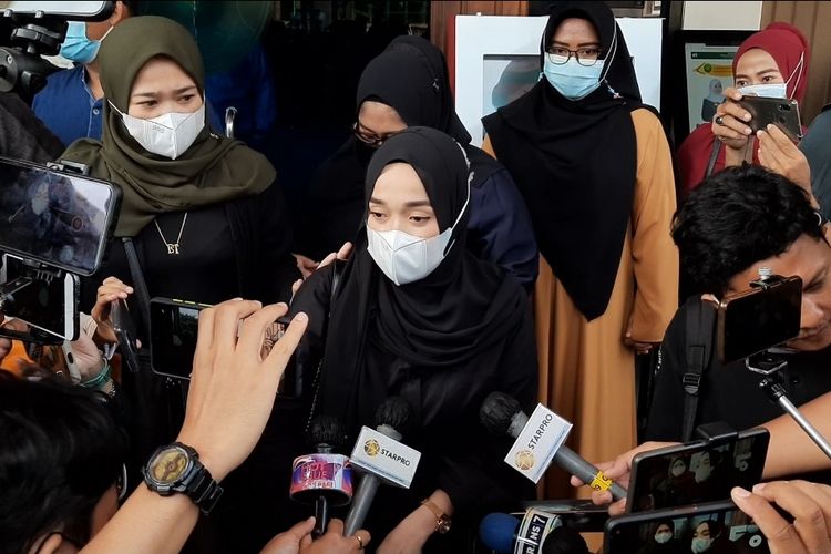 Ririe Fairuz, istri Ayus Sabyan, menghadiri sidang perceraian dengan agenda mediasi di PA Jakarta Utara, Rabu (3/3/2021).(KOMPAS.com/VINCENTIUS MARIO)