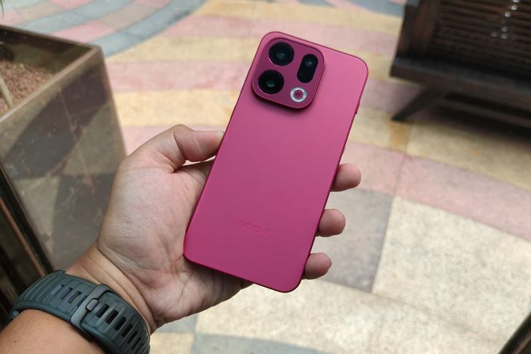 Oppo Find X9 varianw arna Red Velvet.