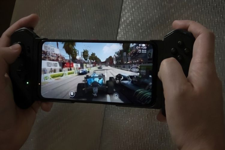 Bermain gim GRID Autosport dengan Asus ROG Phone 5.