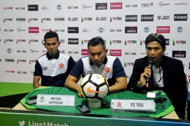 Pelatih PS Tira Rudy Eka Priambada saat jumpa pers usai laga melawan Madura United. Pada laga ini PS Tira berhasil meraih tiga angka perdana setelah mengalahkan Madura United dengan skor tipis 1-0