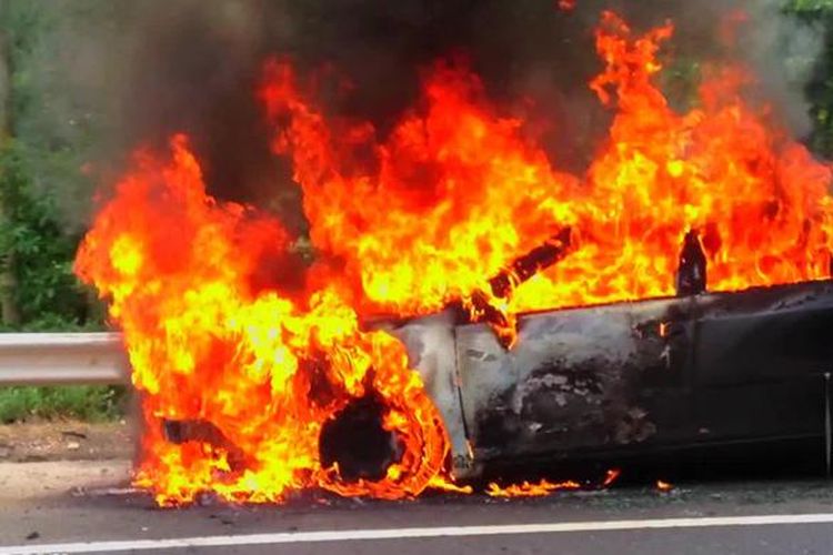 Ilustrasi mobil terbakar