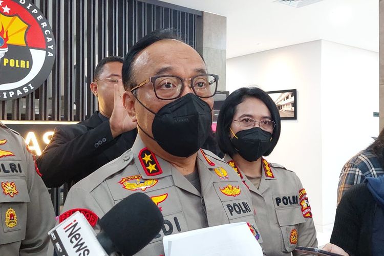 Kepala Divisi Humas Polri Irjen Dedi Prasetyo dalam konferensi pers di Mabes Polri, Jakarta, Jumat (23/9/2022). 