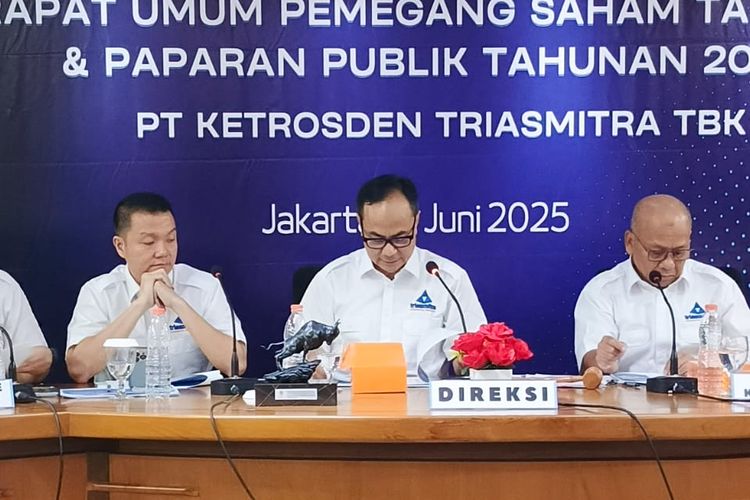 Para pimpinan PT Ketrosden Triasmitra Tbk berfoto bersama usai Rapat Umum Pemegang Saham Tahunan (RUPST) 2025 di Jakarta, Selasa (17/6/2025). Urut dari kiri: Corporate Secretary Ikhsan Triyanto, Direktur Keuangan Vidcy Octory, Direktur Utama Titus Dondi Patria, dan Direktur Operasional Dani Samsul Ependi.

