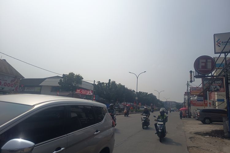 Oli Tumpah Bikin Kecelakaan Beruntun di Pamulang, Seorang Pemotor Dibawa ke Klinik