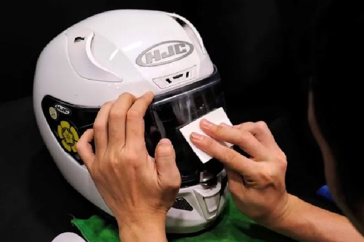 Pasta gigi dan sabun cair dianggap bisa mengurangi kemungkinan visor helm berembun.