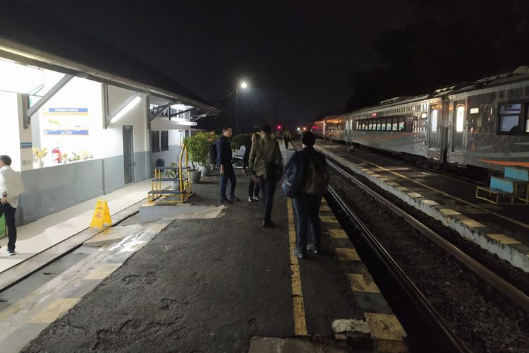 Penumpang kereta jurusan Bandung-Jakarta menunggu kepastian di Stasiun Plered, Purwakarta, Jawa Barat, Jumat (5/5/2023) malam, setelah petugas mengumumkan perjalanan kereta dihentikan karena longsor yang melumpuhkan jalur kereta dari dan menuju Bandung.