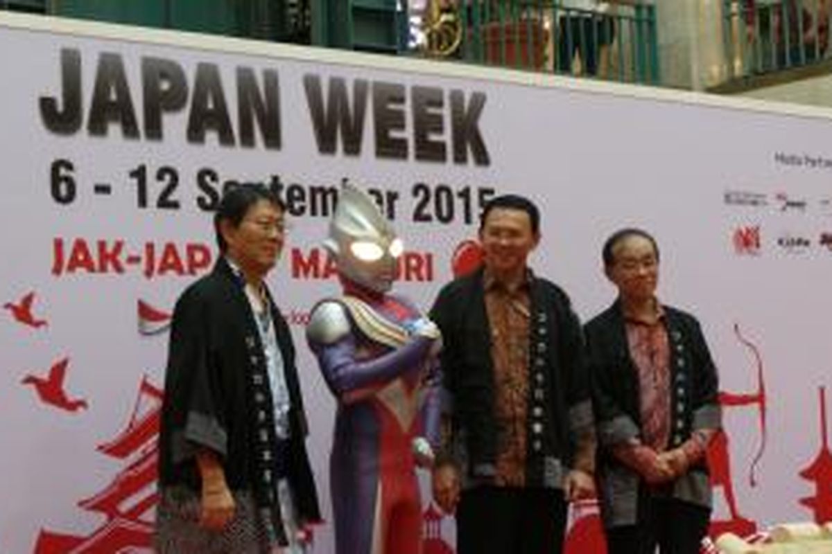 Gubernur DKI Jakarta Basuki Tjahaja Purnama bersama Ultraman membuka pagelaran JakJapan Matsuri 2015, di Plasa Senayan, Jakarta, Minggu (6/9/2015). 