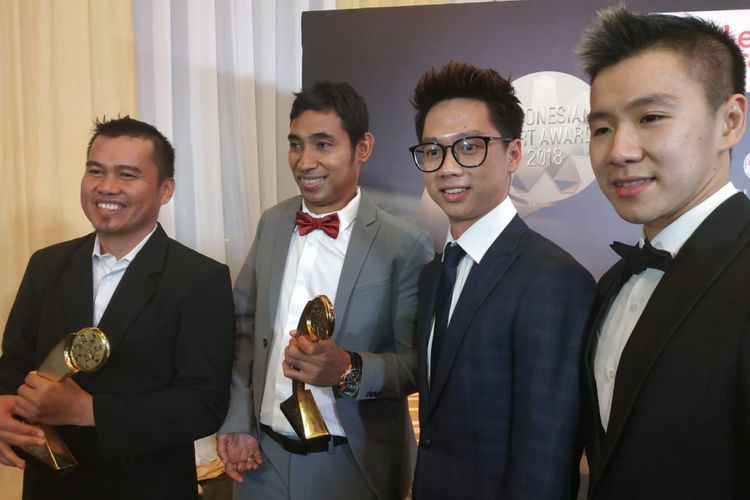 Pasangan ganda putra tenis meja disabilitas Indonesia, Komet Akbar dan David Jacobs (kiri), berfoto dengan pasangan ganda putra bulu tangkis Indonesia, Kevin Sanjaya Sukamuljo dan Marcus Fernaldi Gideon (kanan) pada acara Indonesian Sport Awards 2018 di Studio 1 Trans TV, Jakarta, Jumat (23/11/2018).