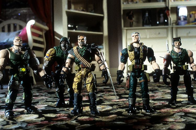 Small Soldiers (1998). Film besutan sutradara Joe Dante ini dibintangi aktor dan aktris kenamaan Hollywood, seperti Tommy Lee Jones dan Kirsten Dunst.