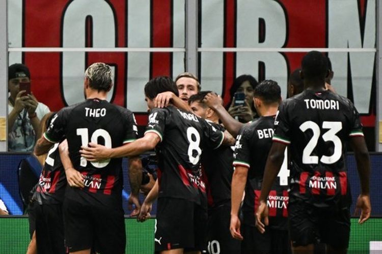 Para pemain AC Milan merayakan gol pembuka yang dicetak oleh Olivier Giroud dalam laga melawan Dinamo Zagreb pada matchday kedua Liga Champions 2022-2023 yang digelar di Stadion San Siro, Rabu (14/9/2022) waktu setempat. 
