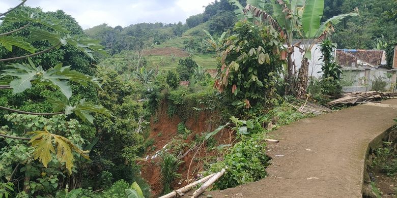 Lokasi tanah bergerak di Dusun Ciherang, Desa Cijangkar, Kecamatan Nyalindung, Sukabumi, Jawa Barat, Minggu (23/1/2022).