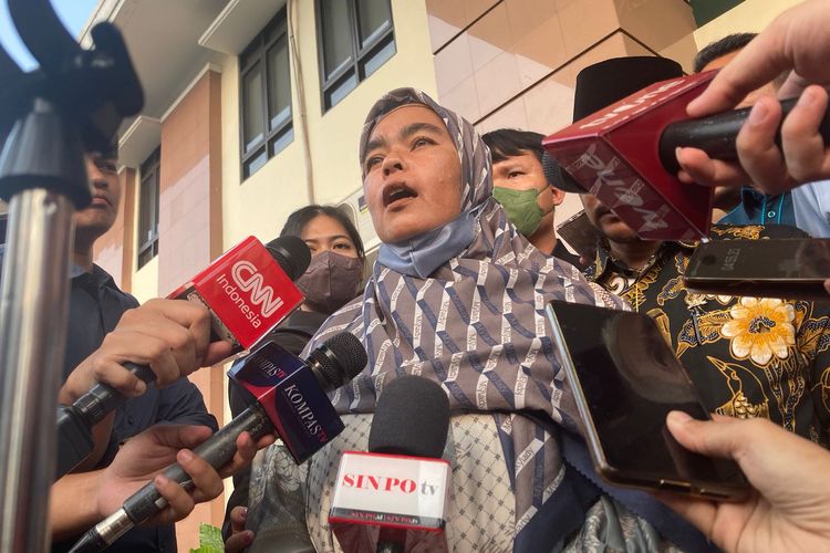 Ibunda Imam Masykur, Fauziah, di Pengadilan Militer II-08 Jakarta, Cakung, Jakarta Timur, Kamis (2/11/2023).