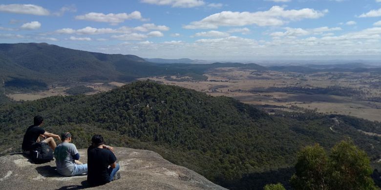 Menikmati pemandangan dari Gibraltar Peak di Tidbinbilla, Canberra, Australia. 