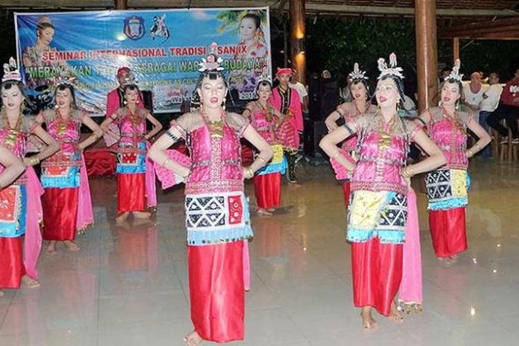 Tari Lariangi dari Kaledupa, Wakatobi, Sulawesi Tenggara, ini ditarikan 12 perempuan dan 1-3 lelaki. Tarian ini ditetapkan menjadi Warisan Budaya Nasional pada 2013.