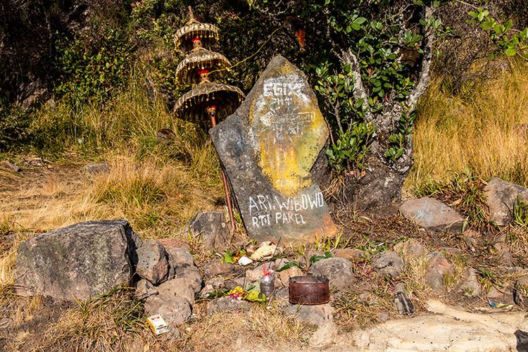 Tempat Ritual di Pos IV Cokro Suryo Gunung Lawu via Cemara Kandang.