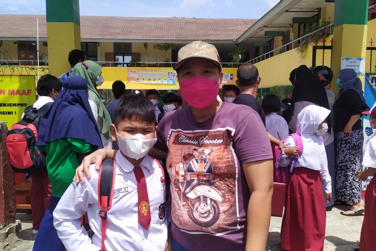 Pembelajaran tatap muka (PTM) dengan kapasitas siswa 100 persen mulai digelar di SD 15 Pagi Slipi hari ini, Senin (3/1/2022). 