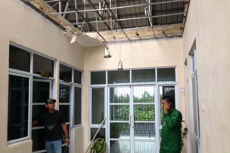 Hujan lebat disertai angin kencang yang melanda Tanjunguban Kabupaten Bintan, Kepulauan Riau (Kepri) Jumat (24/8/2018) siang kemarin, mengakibatkan sedikitnya ada 12 rumah warga di daerah Tanjunguban dan Kantor Lurah Tanjunguban rusak parah.