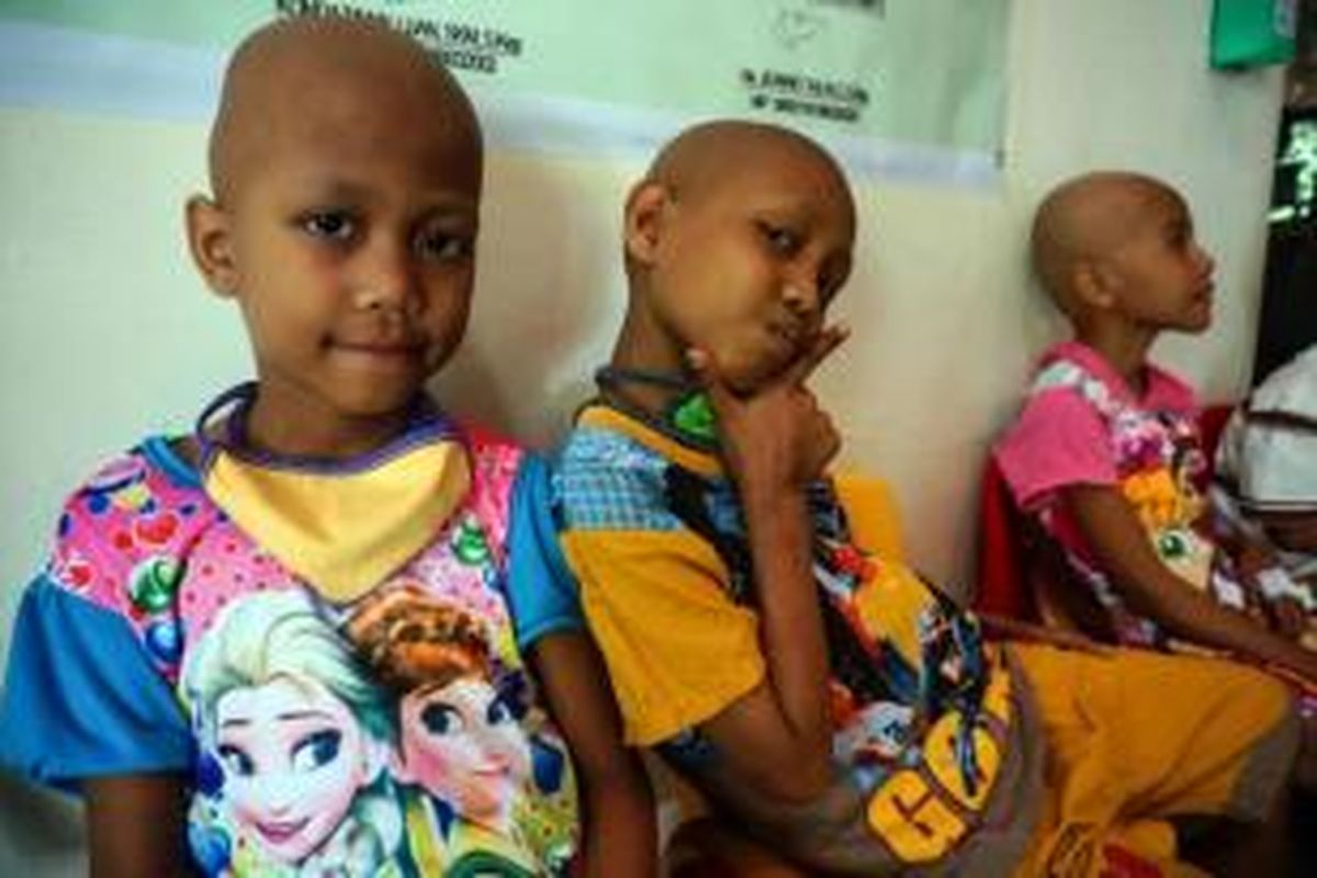 Walau sedang menderita leukimia, anak-anak di Klinik Kanker Anak Estella Manado ini tetap menunjukkan keceriahan mereka, Senin (28/12/2015).