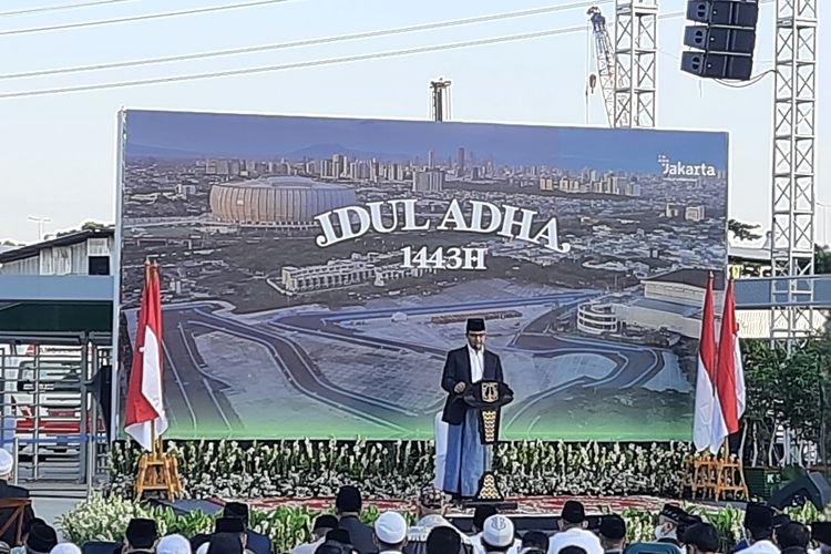 Gubernur DKI Jakarta Anies Baswedan saat memberikan sambutan shalat Idul Adha 1443 Hijriah di Jakarta International Stadium (JIS), Jakarta Utara, Minggu (10/7/2022).