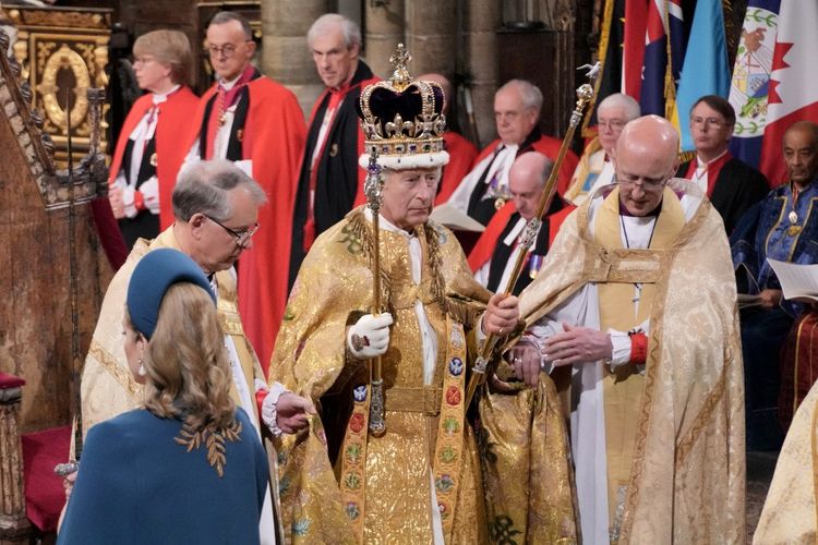 Raja Inggris Charles III dengan Mahkota St Edward di kepalanya menghadiri Upacara Penobatan di Westminster Abbey di pusat kota London, Inggris pada Sabtu (6/5/2023). Penobatan raja dan ratu kali ini adalah yang pertama kali digelar di Inggris dalam 70 tahun terakhir, dan hanya yang kedua dalam sejarah setelah disiarkan di televisi. Charles akan menjadi monarki ke-40 yang dimahkotai di gereja pusat London sejak Raja William I pada 1066. Di luar Inggris, ia juga raja dari 14 negara Persemakmuran lainnya, termasuk Australia, Kanada, dan Selandia Baru. Camilla, istri keduanya, akan dinobatkan sebagai ratu bersamanya dan dikenal sebagai Ratu Camilla setelah upacara. 