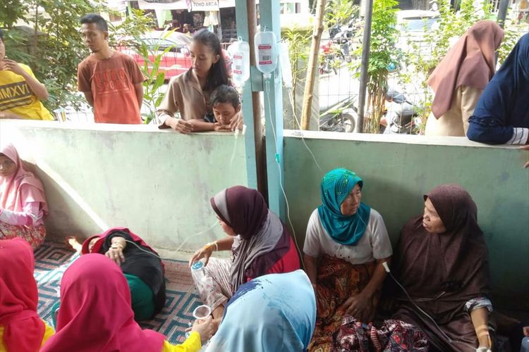 Puluhan warga mendapat perawatan usai menyantap lontong sayur pada acara wirid yasinan di Siguntur, Dharmasraya, Sabtu (10/8/2019) (Dok: Polres Dharmasraya)