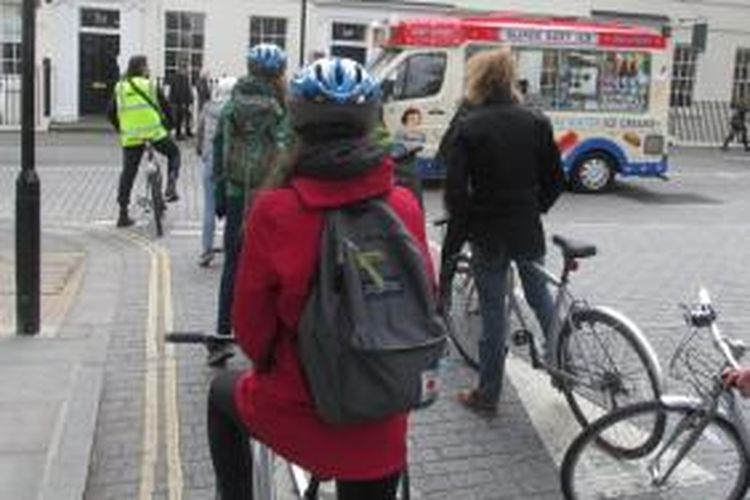 Pemerintah kota London mendorong warganya untuk bersepeda untuk mengurangi kemacetan dan polusi. Namun, banyak warga kota itu yang masih ragu bersepeda karena menganggap situasi lalu lintas sangat berbahaya.