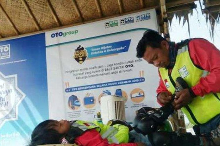 Balda anak Lilik Gunawan sedang beristirahat, Lilik Gunawan anggota DPRD Merangin dan anaknya yang berusia empat tahun Ke Mekkah Kendarai Sepeda Motor
