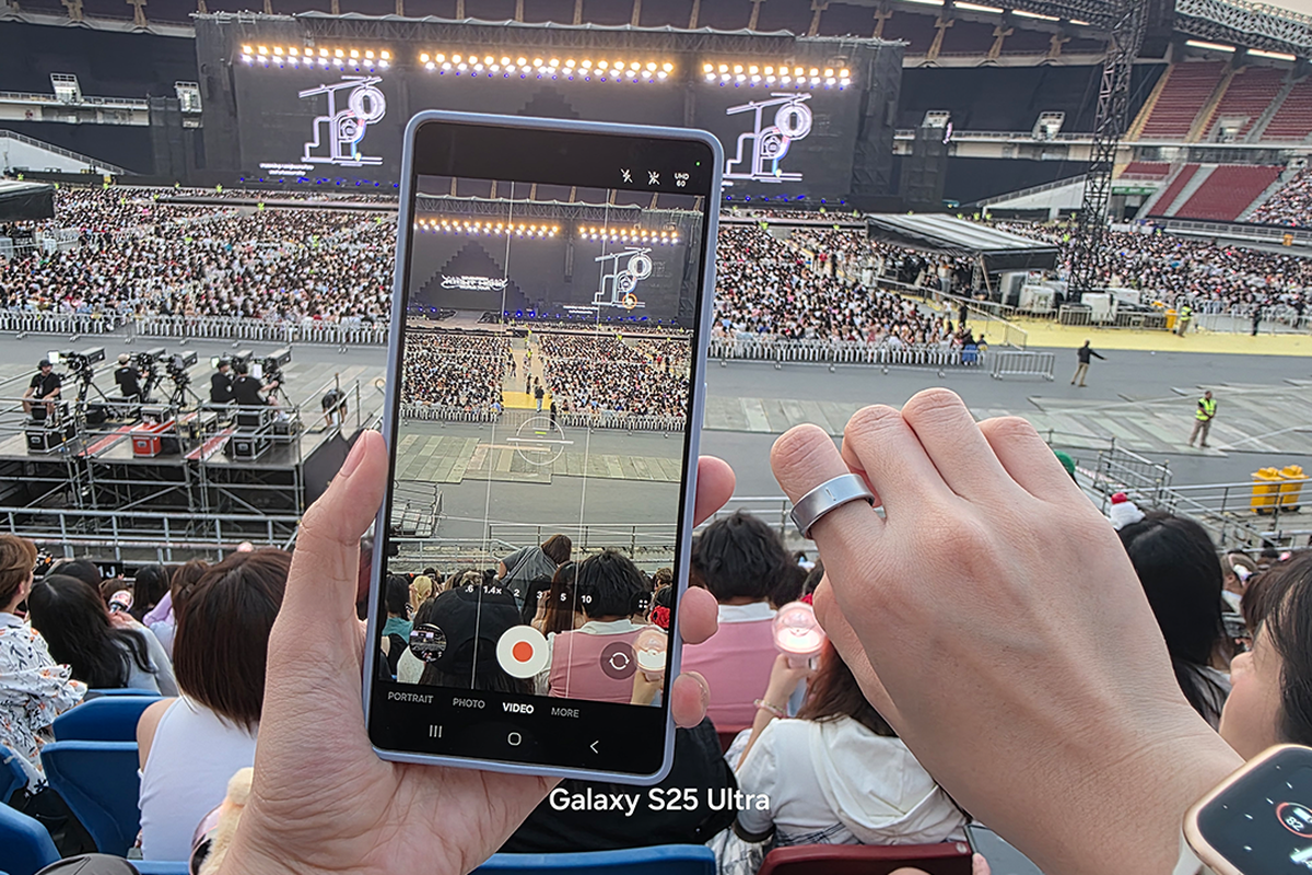 Ilustrasi mengabadikan momen di konser Seventeen Bangkok menggunakan Samsung Galaxy S24 Ultra dengan bantuan Galaxy Ring. Bikin pengalaman mengabadikan momen makin seamless